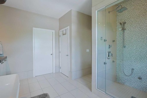 1707 Broadview Road Nw, Calgary, AB - Indoor Photo Showing Bathroom