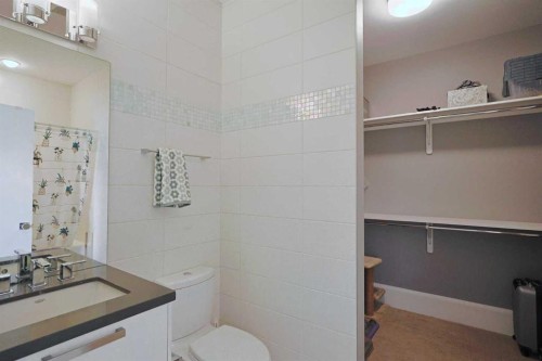 1707 Broadview Road Nw, Calgary, AB - Indoor Photo Showing Bathroom