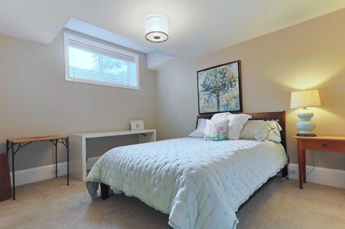 1707 Broadview Road Nw, Calgary, AB - Indoor Photo Showing Bedroom