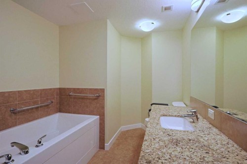 609-16 Varsity Estates Circle Nw, Calgary, AB - Indoor Photo Showing Bathroom