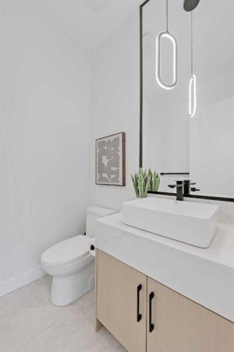 422 14 Avenue Ne, Calgary, AB - Indoor Photo Showing Bathroom