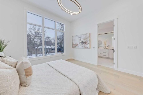 422 14 Avenue Ne, Calgary, AB - Indoor Photo Showing Bedroom