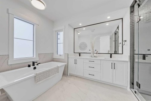 422 14 Avenue Ne, Calgary, AB - Indoor Photo Showing Bathroom