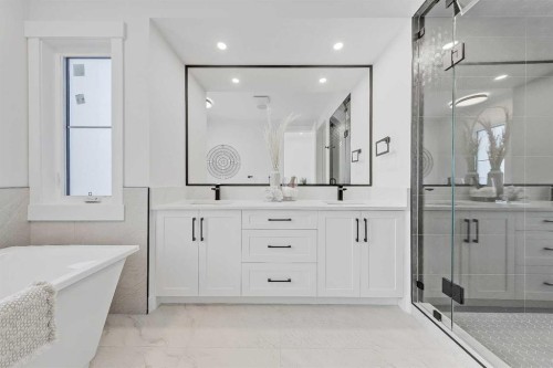 422 14 Avenue Ne, Calgary, AB - Indoor Photo Showing Bathroom