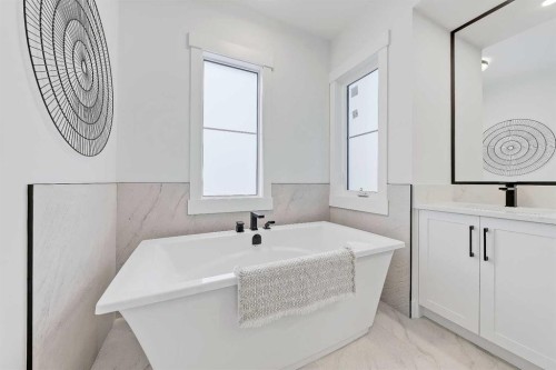 422 14 Avenue Ne, Calgary, AB - Indoor Photo Showing Bathroom