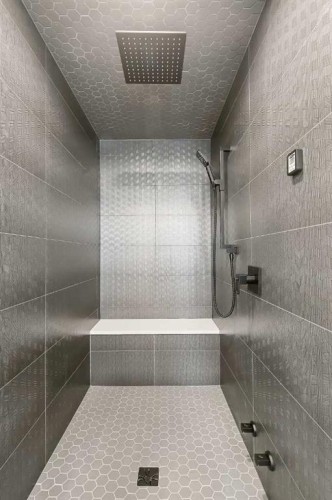 422 14 Avenue Ne, Calgary, AB - Indoor Photo Showing Bathroom