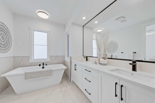 422 14 Avenue Ne, Calgary, AB - Indoor Photo Showing Bathroom