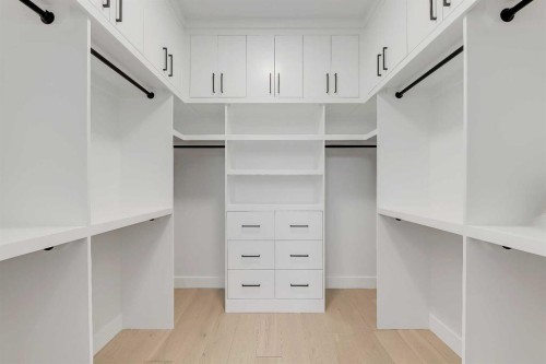 422 14 Avenue Ne, Calgary, AB - Indoor With Storage