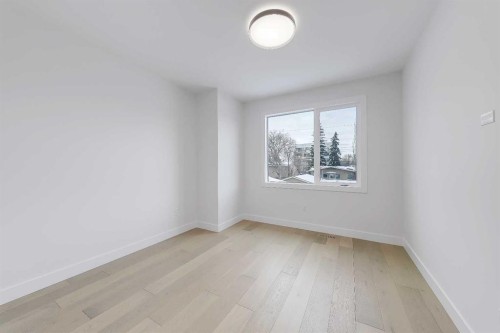 422 14 Avenue Ne, Calgary, AB - Indoor Photo Showing Other Room