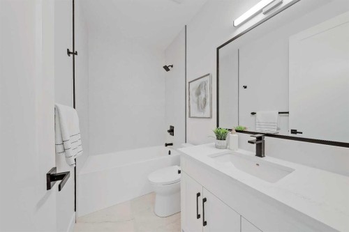 422 14 Avenue Ne, Calgary, AB - Indoor Photo Showing Bathroom