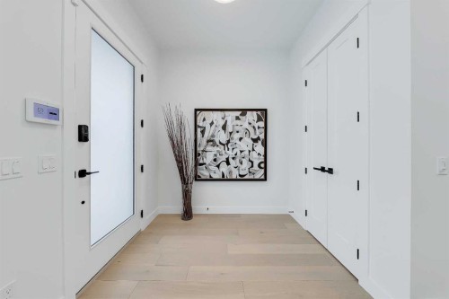 422 14 Avenue Ne, Calgary, AB - Indoor Photo Showing Other Room