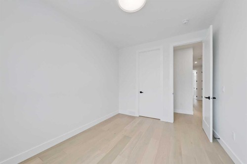 422 14 Avenue Ne, Calgary, AB - Indoor Photo Showing Other Room