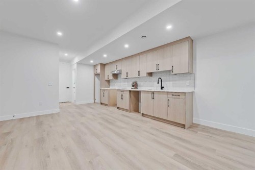 422 14 Avenue Ne, Calgary, AB - Indoor Photo Showing Kitchen