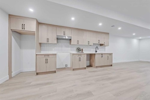 422 14 Avenue Ne, Calgary, AB - Indoor Photo Showing Kitchen