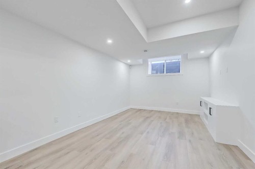 422 14 Avenue Ne, Calgary, AB - Indoor Photo Showing Other Room