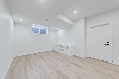 422 14 Avenue Ne, Calgary, AB - Indoor Photo Showing Other Room