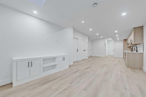422 14 Avenue Ne, Calgary, AB - Indoor Photo Showing Other Room
