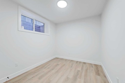 422 14 Avenue Ne, Calgary, AB - Indoor Photo Showing Other Room