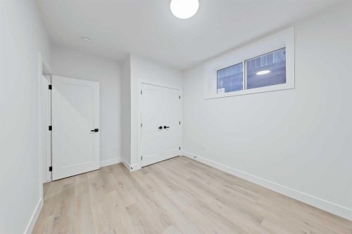 422 14 Avenue Ne, Calgary, AB - Indoor Photo Showing Other Room