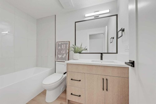 422 14 Avenue Ne, Calgary, AB - Indoor Photo Showing Bathroom