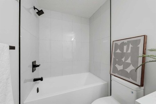 422 14 Avenue Ne, Calgary, AB - Indoor Photo Showing Bathroom