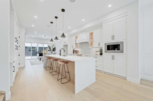 422 14 Avenue Ne, Calgary, AB - Indoor Photo Showing Kitchen With Upgraded Kitchen