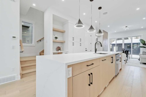 422 14 Avenue Ne, Calgary, AB - Indoor Photo Showing Kitchen With Upgraded Kitchen