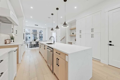 422 14 Avenue Ne, Calgary, AB - Indoor Photo Showing Kitchen With Upgraded Kitchen