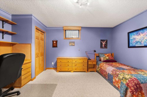 25 Westheights Drive, Didsbury, AB - Indoor Photo Showing Bedroom