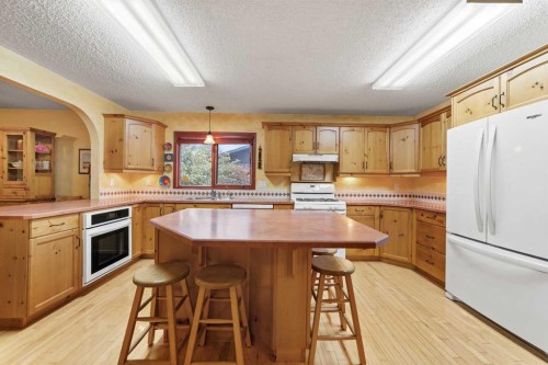 25 Westheights Drive, Didsbury, AB - Indoor Photo Showing Kitchen