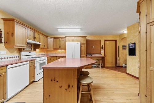 25 Westheights Drive, Didsbury, AB - Indoor Photo Showing Kitchen