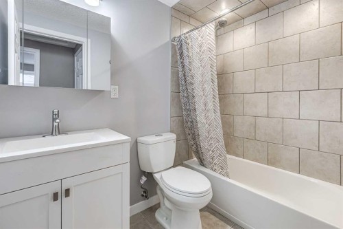 4316 4A Avenue, Calgary, AB - Indoor Photo Showing Bathroom