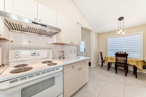 158 Somervale Close Sw, Calgary, AB - Indoor Photo Showing Kitchen