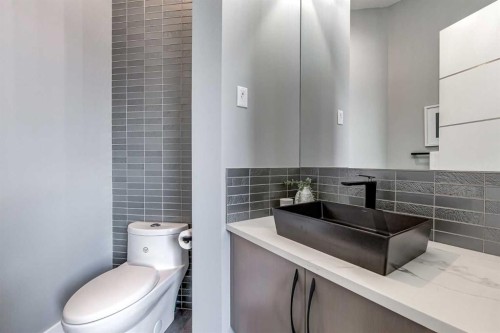 26 Patina Hill Sw, Calgary, AB - Indoor Photo Showing Bathroom