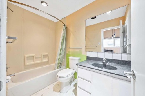 706 68 Avenue Sw, Calgary, AB - Indoor Photo Showing Bathroom