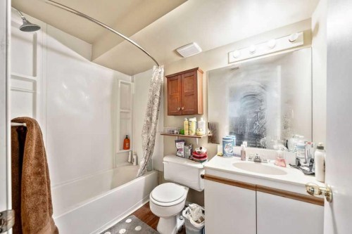 706 68 Avenue Sw, Calgary, AB - Indoor Photo Showing Bathroom