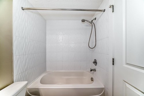 606-20 Kincora Glen Park Nw, Calgary, AB - Indoor Photo Showing Bathroom