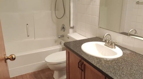 72 Herder Drive, Sylvan Lake, AB - Indoor Photo Showing Bathroom