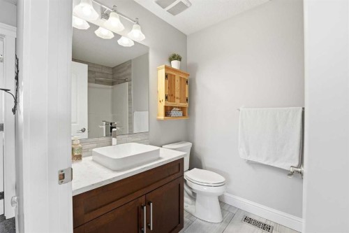 166 Fireside Bend, Cochrane, AB - Indoor Photo Showing Bathroom