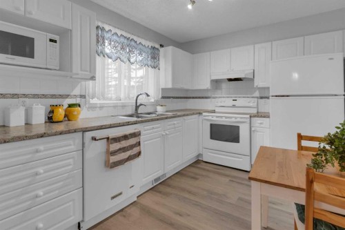 227 Harvest Gold Place Ne, Calgary, AB - Indoor Photo Showing Kitchen