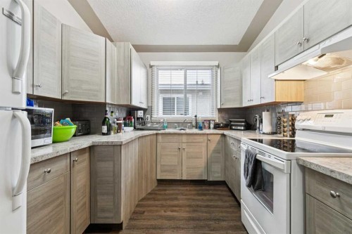 1440 45 Street Sw, Calgary, AB - Indoor Photo Showing Kitchen