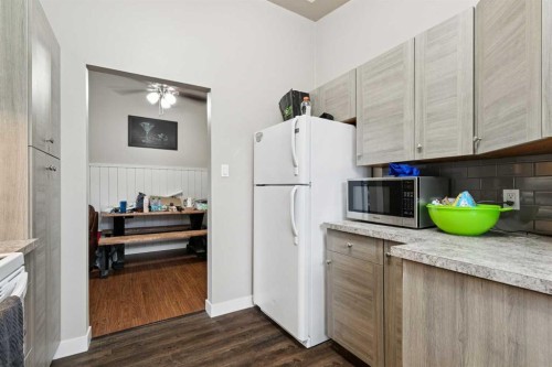 1440 45 Street Sw, Calgary, AB - Indoor Photo Showing Kitchen