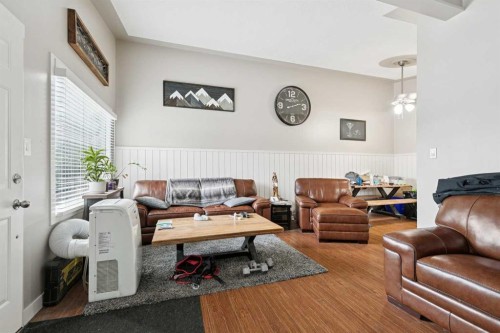 1440 45 Street Sw, Calgary, AB - Indoor Photo Showing Living Room