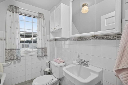 1720 11 Avenue Sw, Calgary, AB - Indoor Photo Showing Bathroom