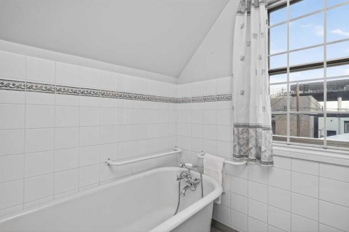 1720 11 Avenue Sw, Calgary, AB - Indoor Photo Showing Bathroom