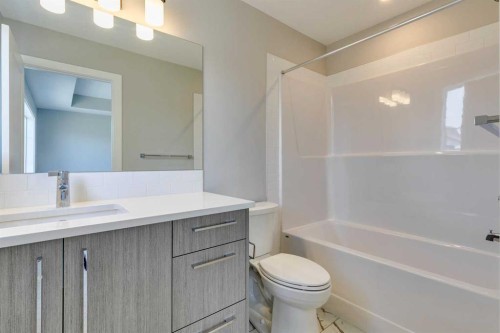 642 & 646 Rangeview Street Se, Calgary, AB - Indoor Photo Showing Bathroom