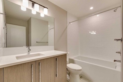 642 & 646 Rangeview Street Se, Calgary, AB - Indoor Photo Showing Bathroom