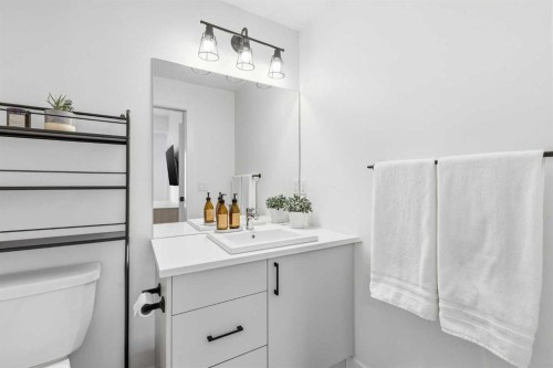 162 Spring Creek Common Sw, Calgary, AB - Indoor Photo Showing Bathroom