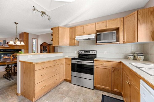 164 Stonegate Close Nw, Airdrie, AB - Indoor Photo Showing Kitchen