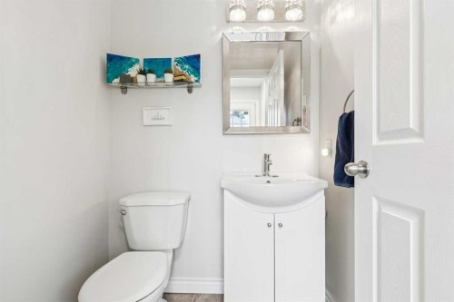 42 Cedarwood Hill Sw, Calgary, AB - Indoor Photo Showing Bathroom